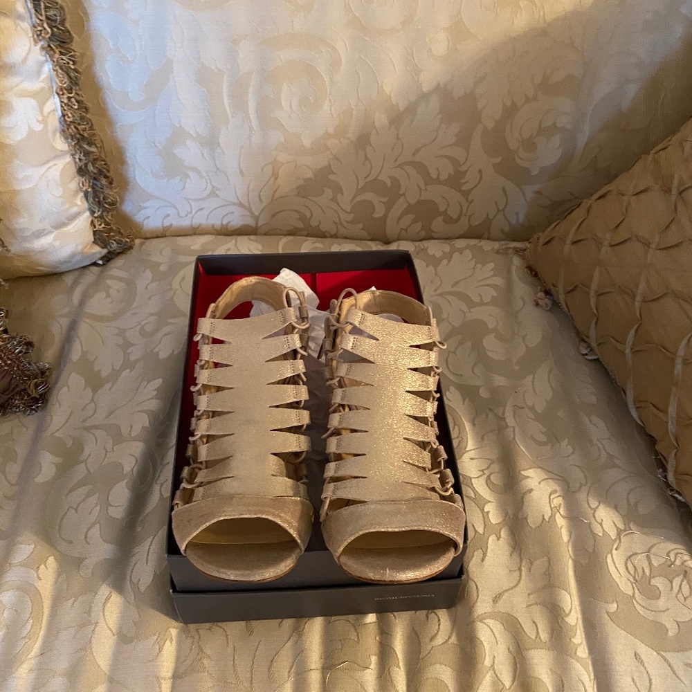 Vince Camuto beige sueded metallic sandals size 11